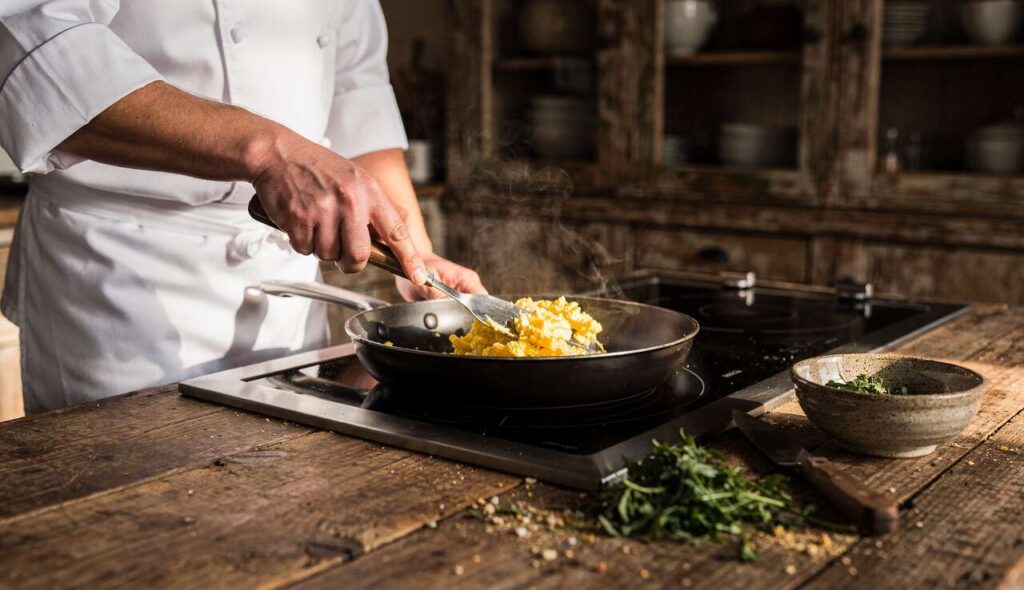 Uova strapazzate perfette: lo chef stellato svela l’errore che tutti commettono