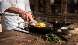 Uova strapazzate perfette: lo chef stellato svela l’errore che tutti commettono