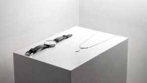 Minimalismo negli accessori: cosa rivela secondo la psicologia indossare solo uno o due pezzi